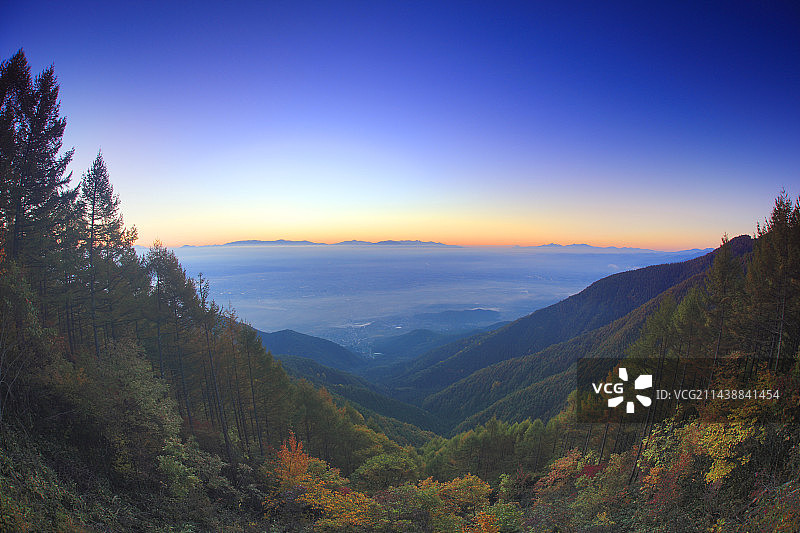 秋季八岳山与富士山及森林的清晨云海，日本长野县安昙野市图片素材