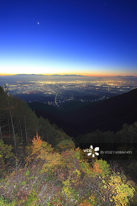长野县安昙野市松本市、八岳及富士山等山脉秋季黎明森林夜景图片素材
