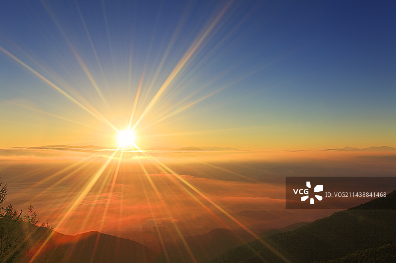 清晨的阳光、云海、八岳和南阿尔卑斯山脉（长野县安昙野市）图片素材