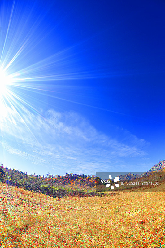 秋季白马岳和白马三山、白色海芋湿地以及阳光，日本长野县北安昙郡小谷村图片素材