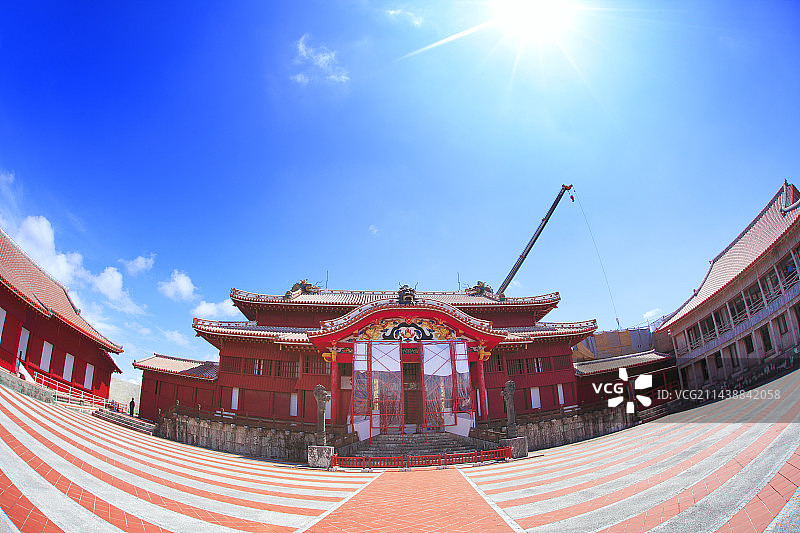 冲绳县那霸市首里城正殿漆器重绘施工期间的庭院景观图片素材
