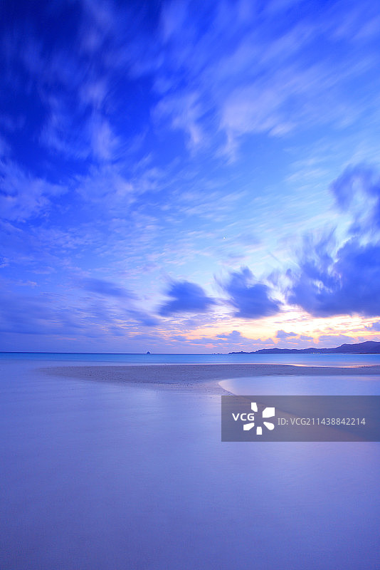 久米岛波照间海滩、Tonbara岩石和流动的云彩，日落，冲绳县岛尻郡图片素材