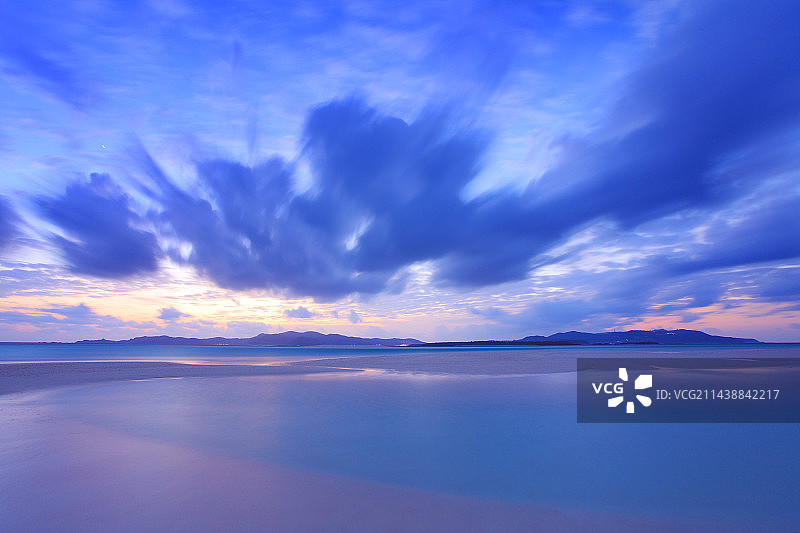 久米岛，波照间海滩和流动的云彩，傍晚景色，冲绳县岛尻郡图片素材