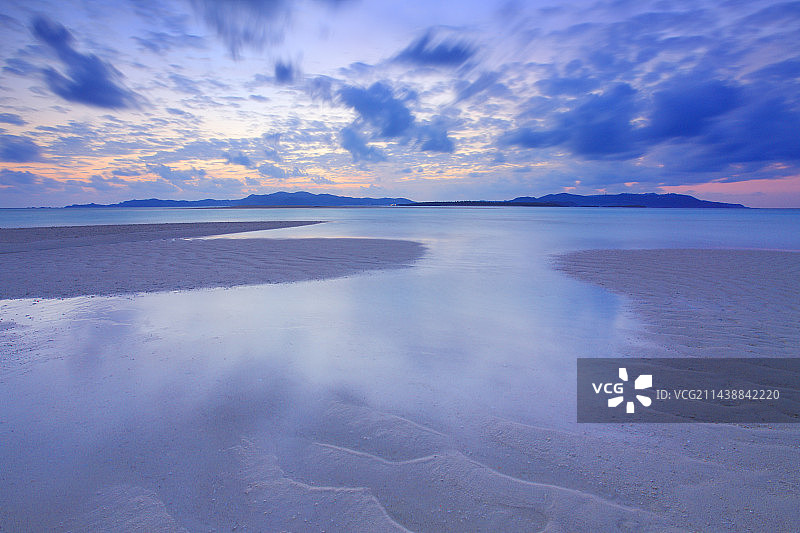 久米岛，岛尻郡，冲绳县，鸠之滨海滩和久米岛晚景图片素材