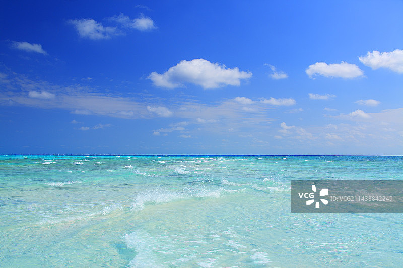 久米岛岛尻郡的浪花与絮状云，冲绳县图片素材