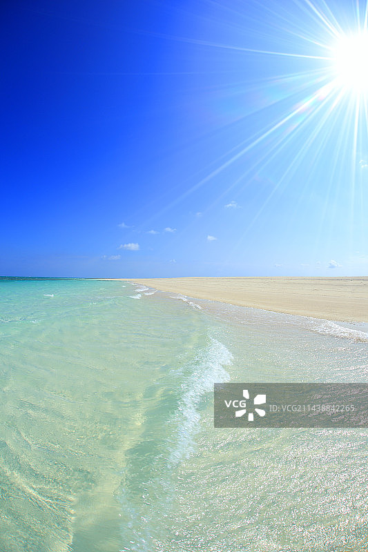 冲绳县久米岛波照间海滩上涌浪的光芒（鱼眼镜头）图片素材