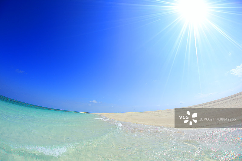 冲绳县久米岛波照间海滩上涌浪的光芒（鱼眼镜头）图片素材