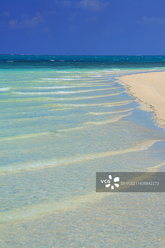 冲绳县久米岛波照间海滩的涌浪，岛尻郡，冲绳县图片素材