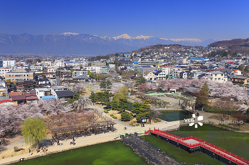 从松本城天守阁眺望常念岳和护城河，日本长野县松本市图片素材