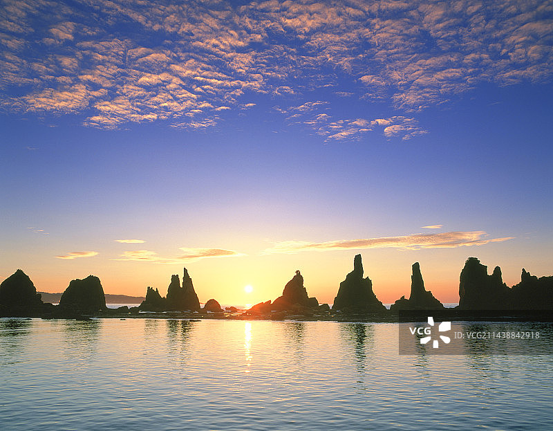 和歌山县串本町桥杭岩的清晨阳光图片素材