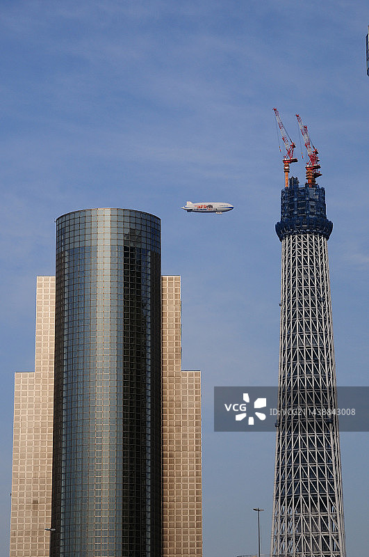 东京晴空塔与飞艇，东京台东区图片素材