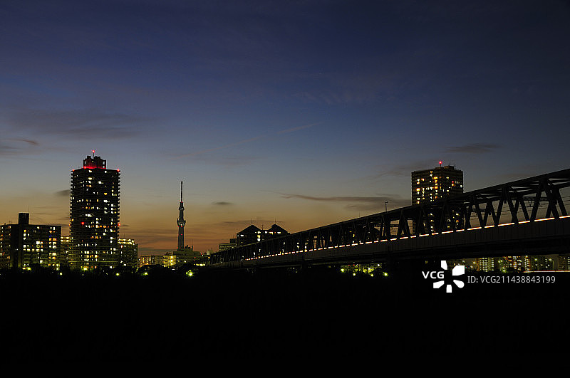 东京晴空塔和都营新宿线的光迹，东京江户川区图片素材