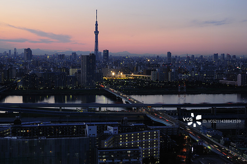 从江户川区塔厅船堀眺望东京晴空塔的夜景图片素材
