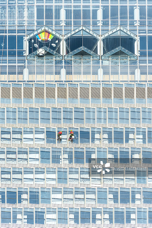 蜘蛛人在清理青岛海天高楼大厦的玻璃墙面图片素材