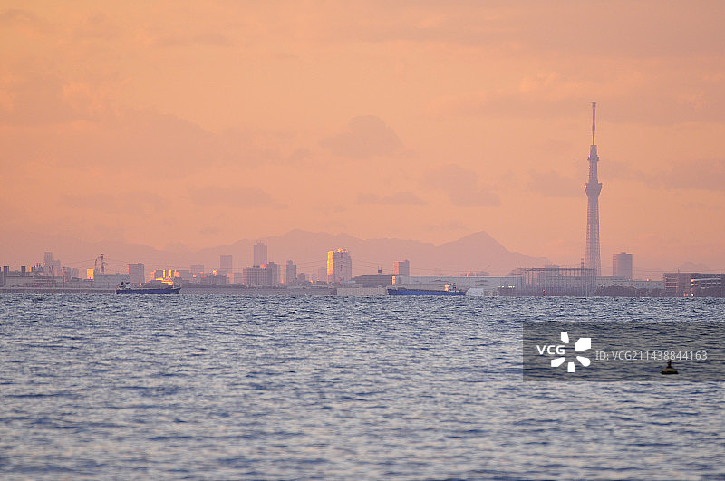 从幕张海滩眺望东京晴空塔（日本千叶县千叶市）图片素材