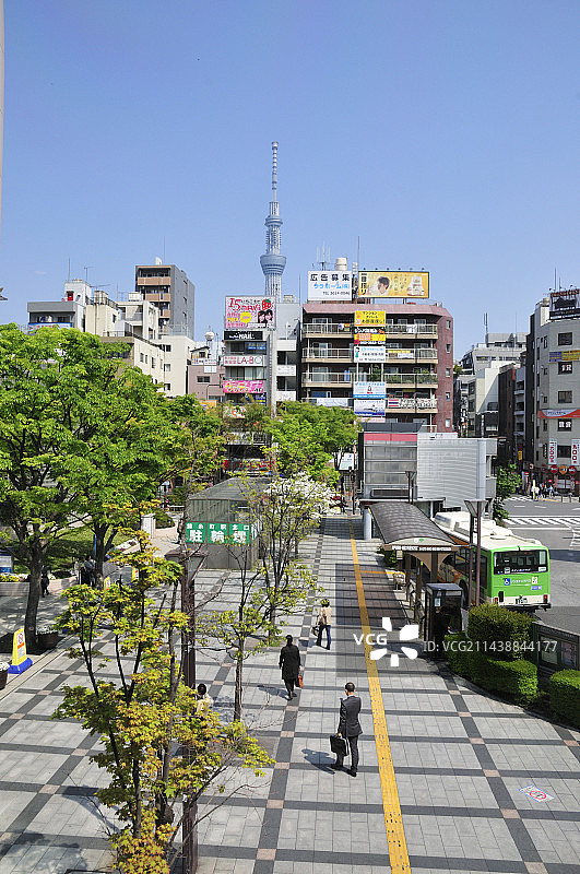 日本东京墨田区锦糸町站北口和东京晴空塔（2楼咖啡厅拍摄）图片素材
