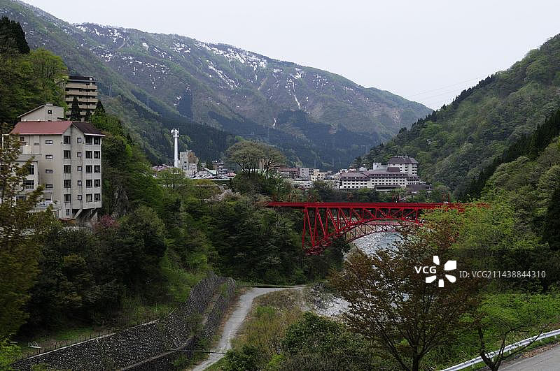 从宇奈月大坝附近看到的宇奈月温泉小镇，富山县黑部市图片素材