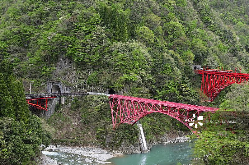 从黑部峡谷小火车车站看到的Kurobe, Toyama,Toyama Prefecture的新山彦桥景观图片素材