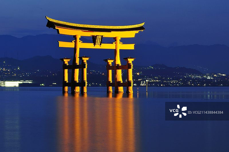 世界遗产：日本广岛县宫岛夏季鸟居图片素材