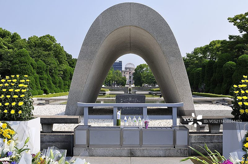 从广岛和平纪念公园纪念塔看到的原子弹爆炸圆顶，日本广岛县广岛市图片素材