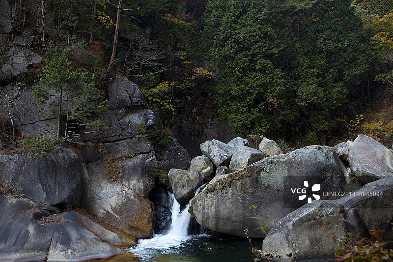 山梨县升仙峡峡谷秋叶图片素材