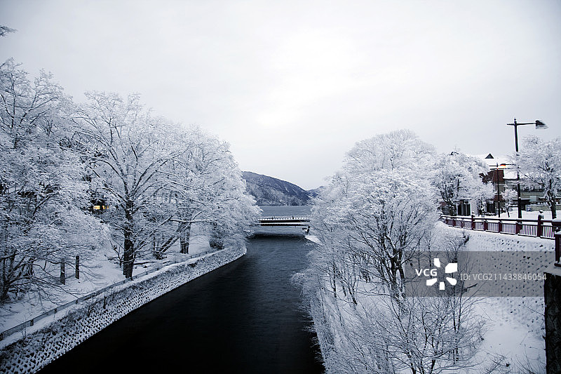 雾中的树木和中禅寺湖远景，枥木县图片素材