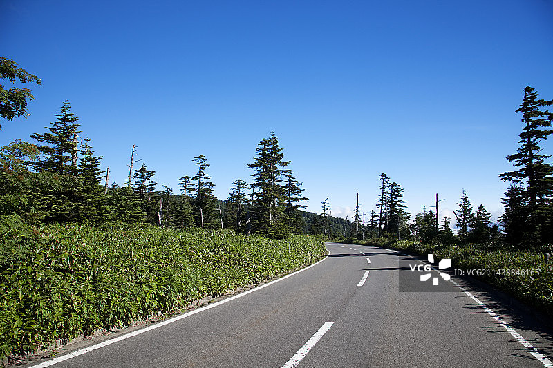 涩峠山脉与292号国道，涩峠，志贺高原，下高井郡，长野县图片素材