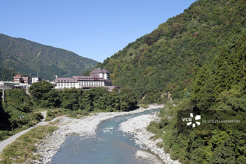 日本富山县黑部市宇奈月温泉街景和黑部川图片素材