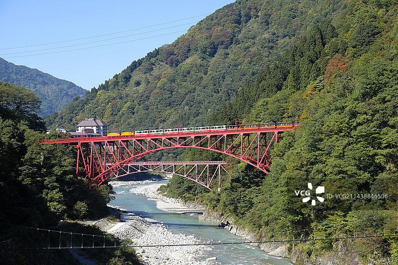 日本富山县黑部市宇奈月温泉街景和黑部川图片素材