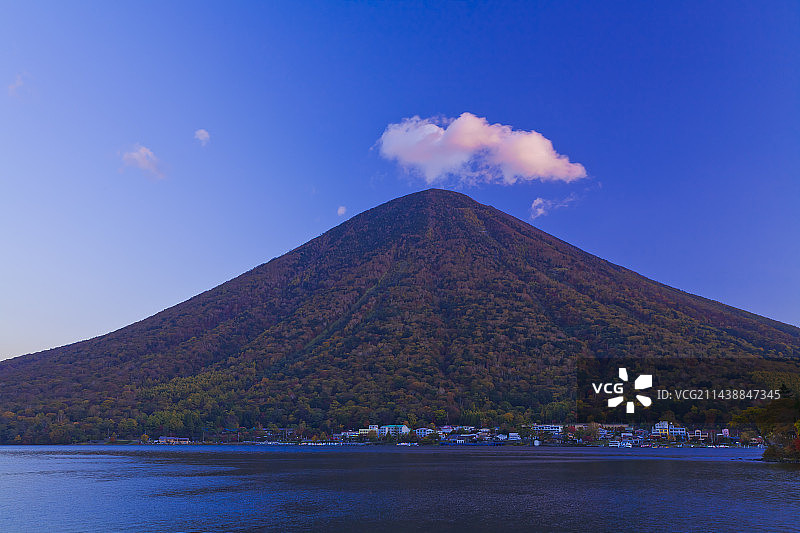 中禅寺湖和男体山清晨，枥木县日光市图片素材