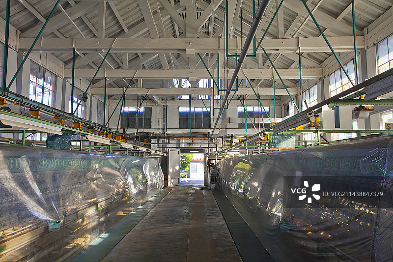 日本群马县富冈丝绸厂的缫丝车间内部图片素材
