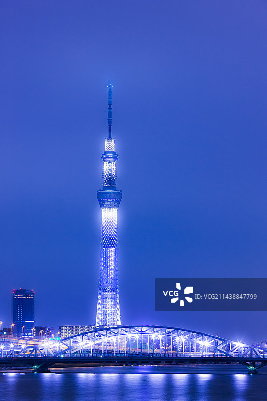 东京晴空塔与白须桥夜景，日本东京荒川区南千住图片素材