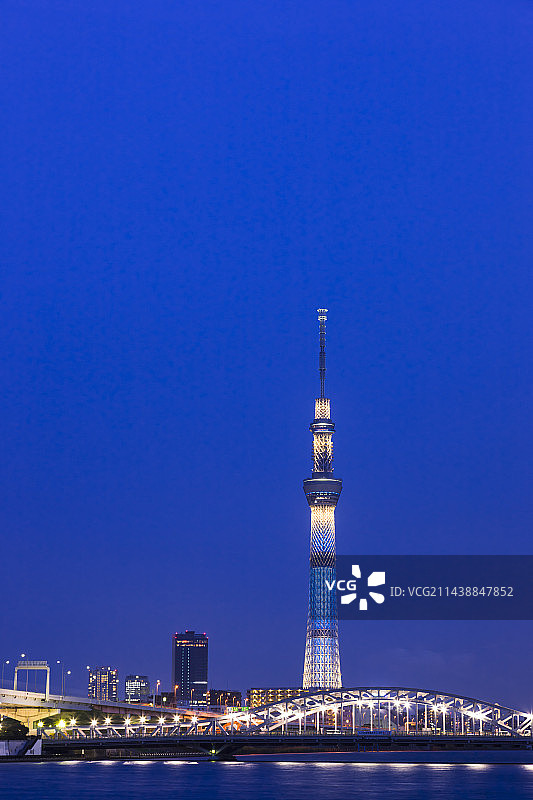 东京晴空塔与白须桥夜景，日本东京荒川区南千住图片素材