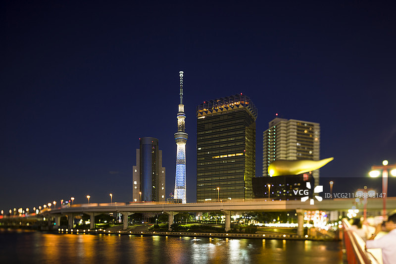 东京晴空塔点亮“时尚（粋）”与隅田川，台东区，东京，日本图片素材