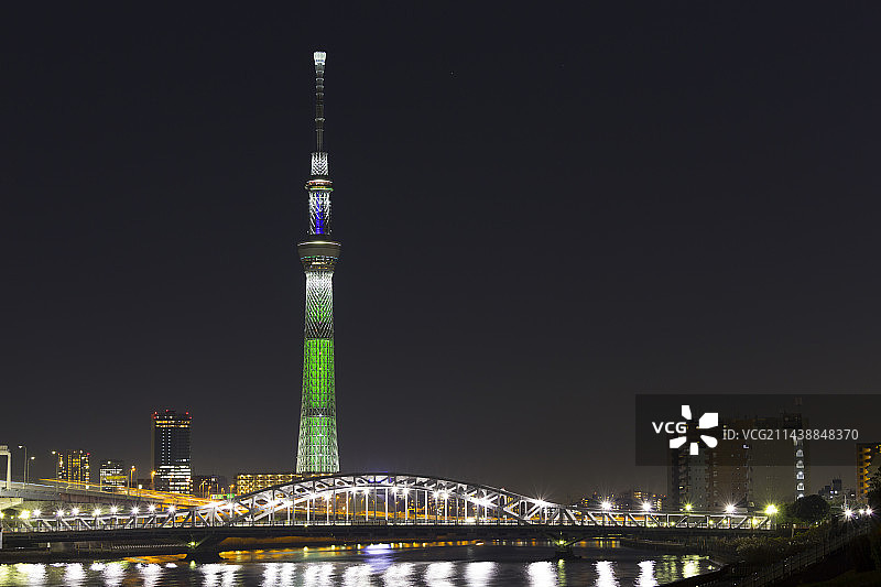 东京晴空塔和白须桥圣诞灯饰，东京荒川区，日本图片素材