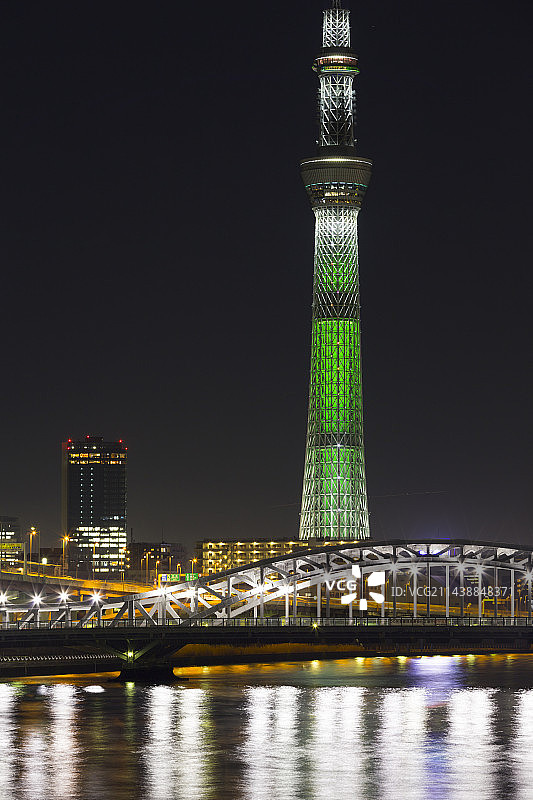 东京晴空塔和白须桥圣诞灯饰，东京荒川区，日本图片素材