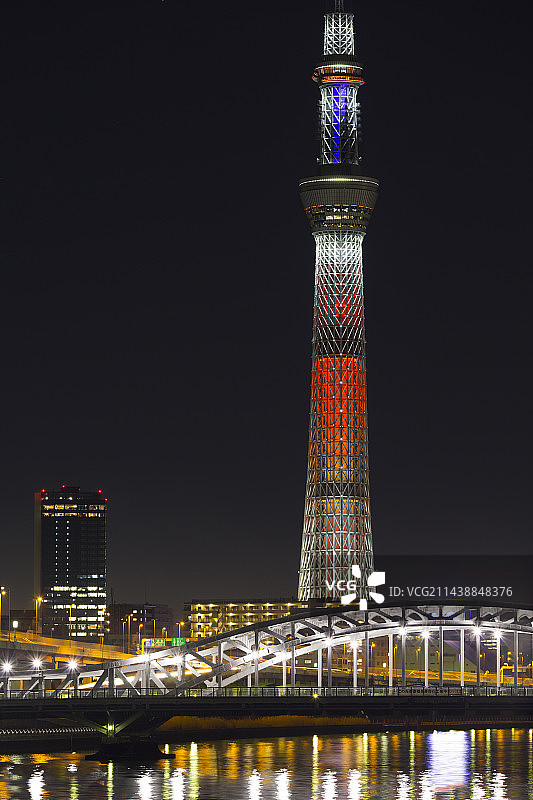 东京晴空塔和白须桥圣诞灯饰，东京荒川区，日本图片素材