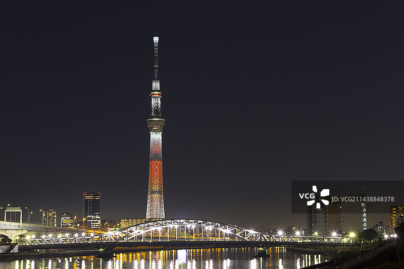 东京晴空塔和白须桥圣诞灯饰，东京荒川区，日本图片素材