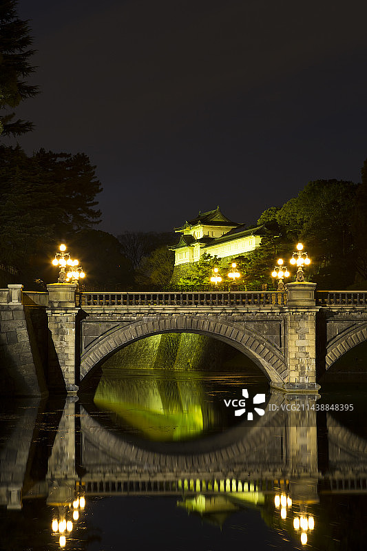 日本东京千代田皇居二重桥石桥灯光图片素材