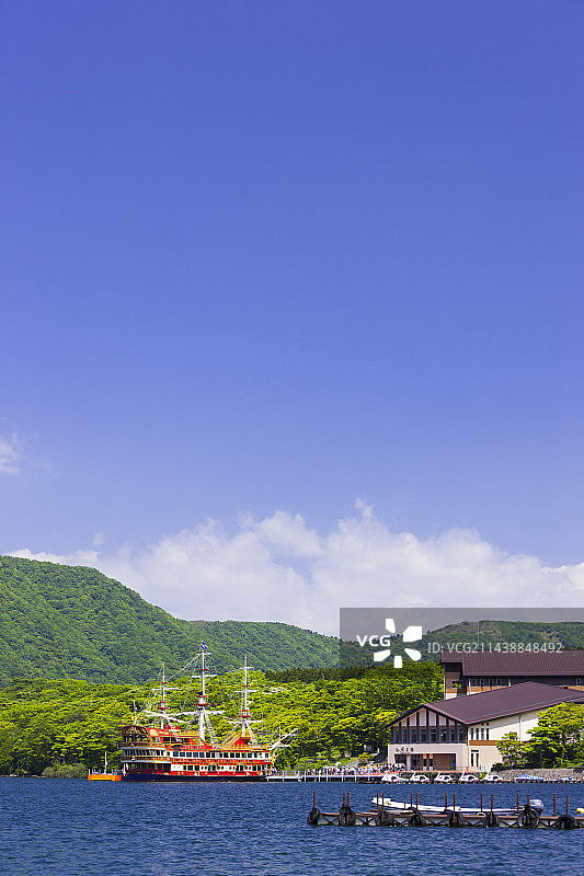 日本神奈川县箱根町芦之湖与游船图片素材