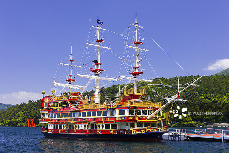 日本神奈川县箱根町芦之湖和游船图片素材