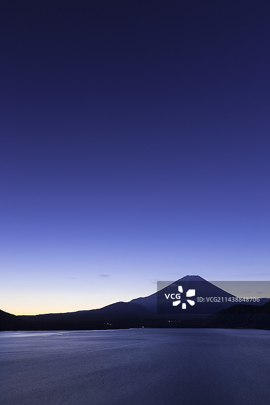 日本山梨县本栖湖与富士山黎明景色图片素材