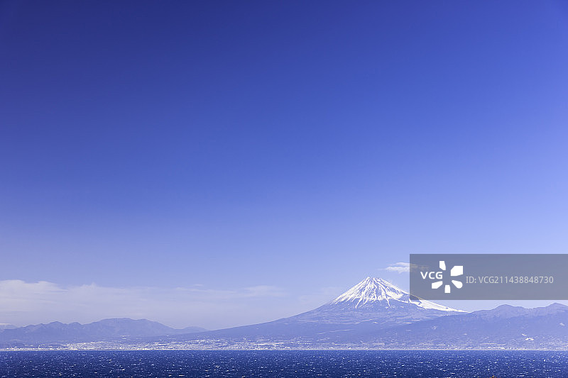从户田骏河湾外眺望富士山，日本静冈县沼津市图片素材