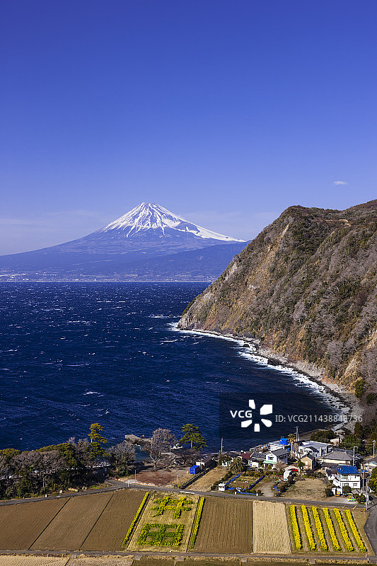 从日本静冈县伊豆看到的骏河湾富士山图片素材