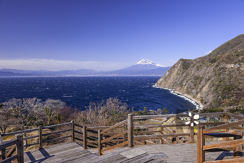 从日本静冈县伊豆看到的骏河湾富士山图片素材
