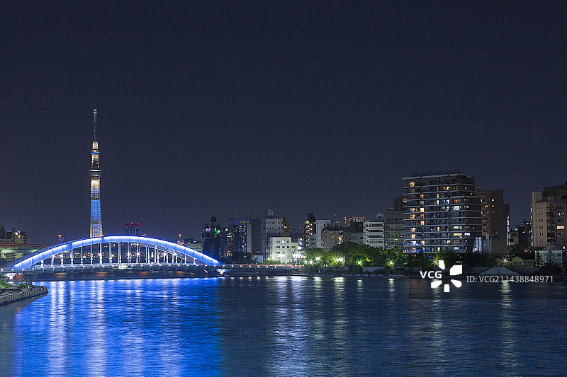 隅田川夜景：东京晴空塔和永代桥，日本东京中央区图片素材