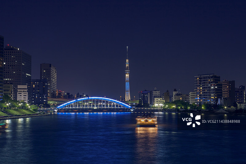隅田川夜景：东京晴空塔、游轮和永代桥，日本东京中央区图片素材