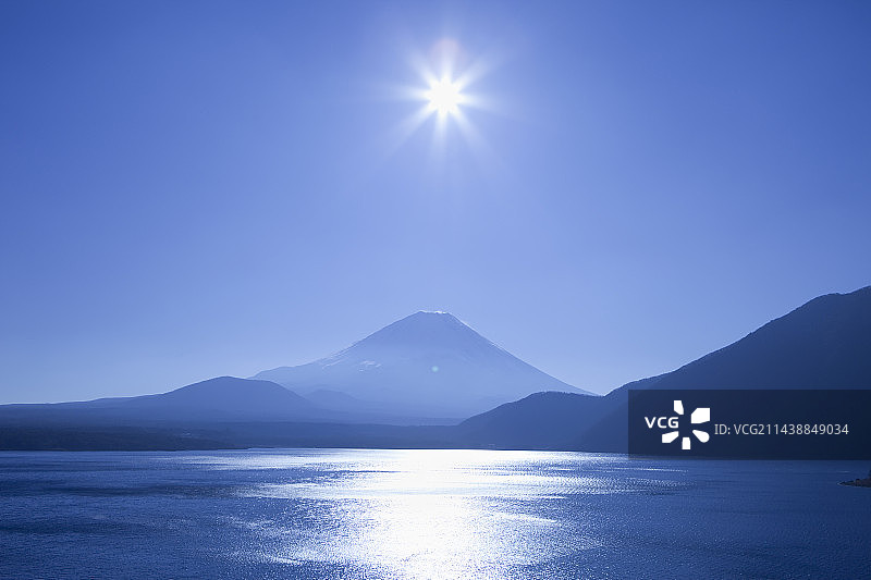 从本栖湖眺望富士山，位于山梨县南都留郡富士河口湖町图片素材