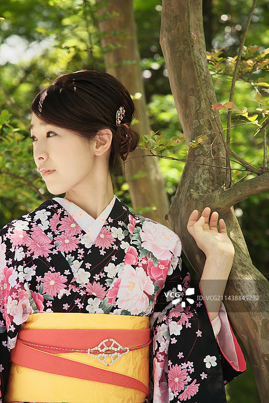 身穿和服的女子，位于京都东山区图片素材