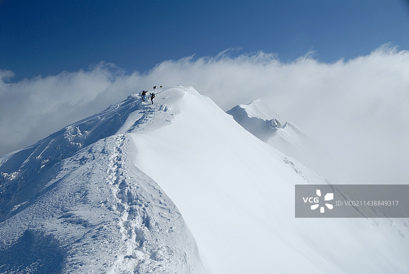 冬季伯耆尾山山脊和登山者图片素材